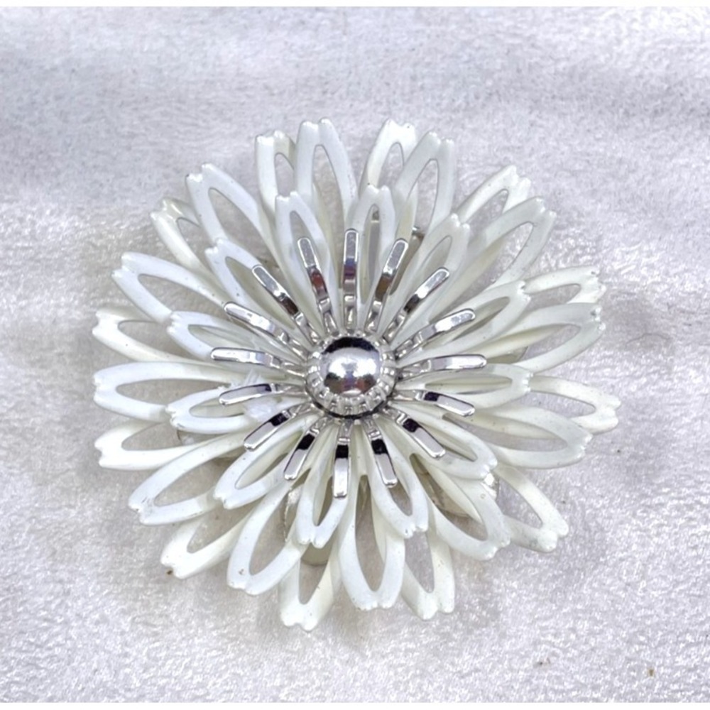 Vintage 1972 Sarah Coventry White Petals Enamel Flower Brooch Pendant Pin